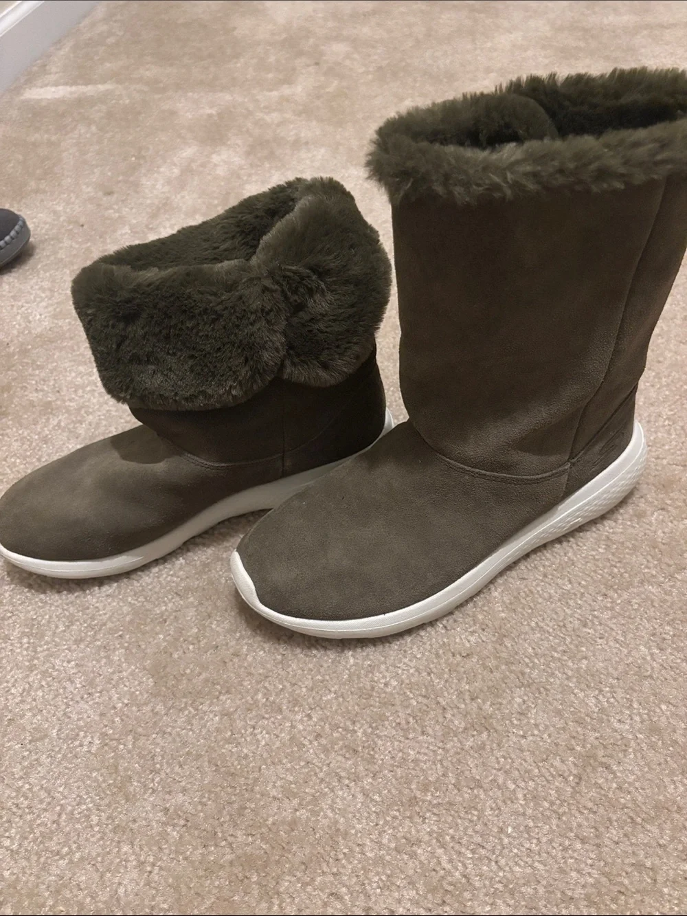 Skechers Goga Mat Olive Green Faux-Fur Winter Boots with White Sole